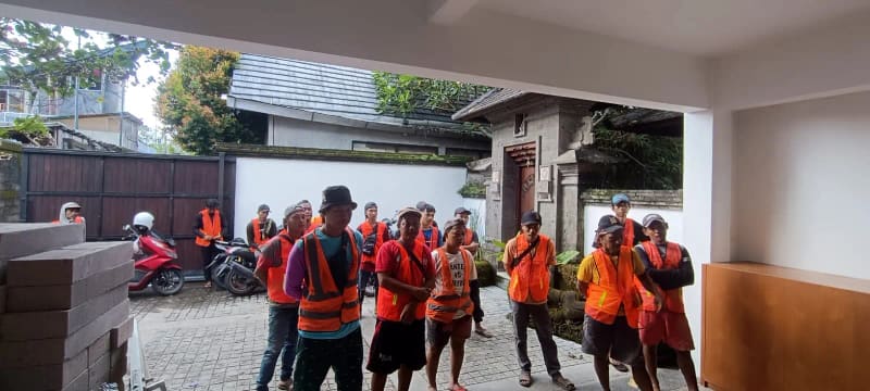 Tim lapangan PT Basura Selaras Amanah mengenakan rompi keselamatan sebelum mulai bekerja